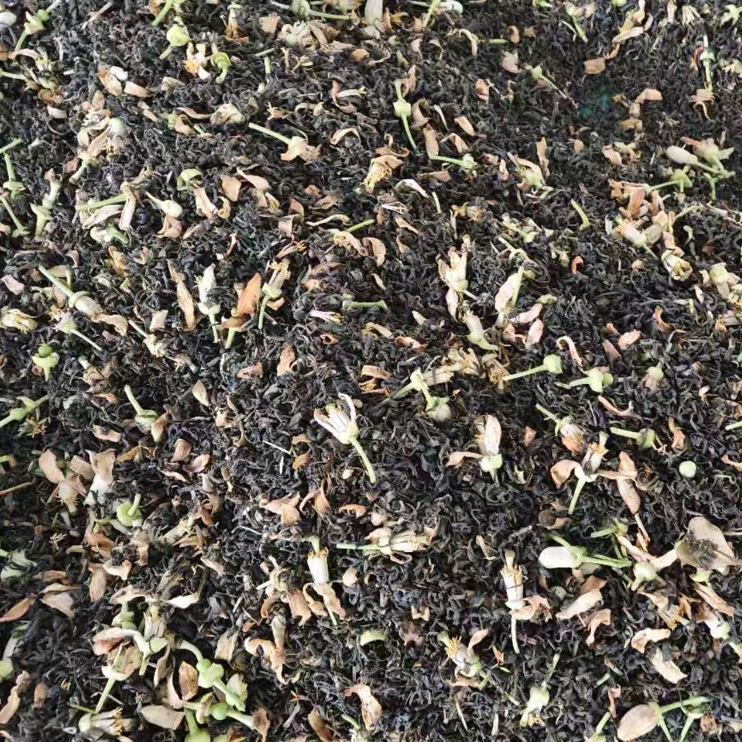 Chinese black tea with pomelo flowers. Tea leaf is piled up with layers of flower that infuse their aroma into the tea.